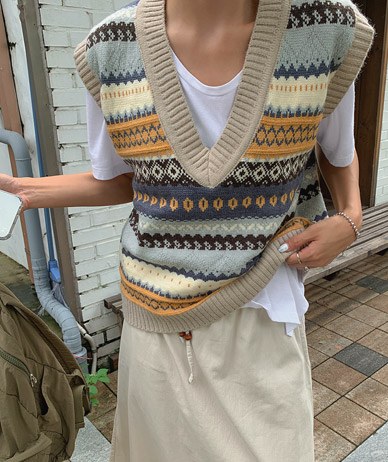 Aren V neck pattern knit vest