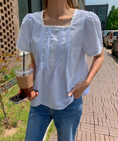 Bowknot Embroidery Race Short-sleeve Blouse