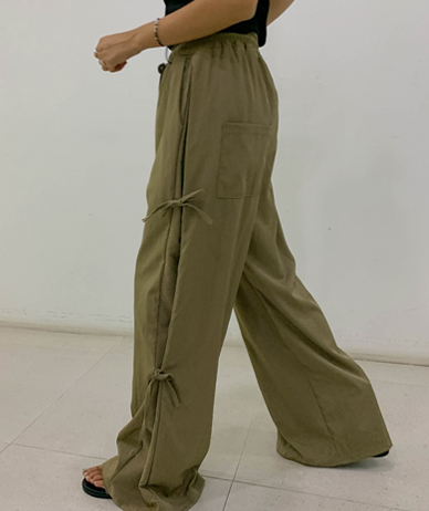 The L bowknot pintuck nylon banding wide pants