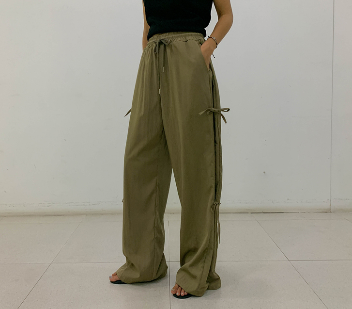 The L bowknot pintuck nylon banding wide pants