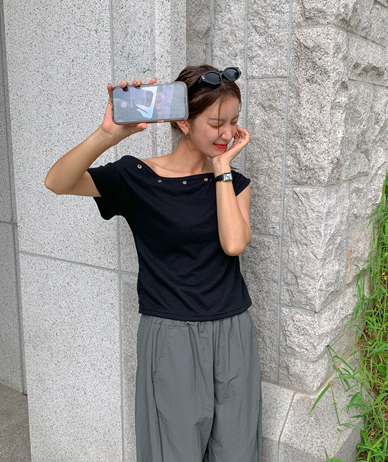 Punching Eyelet One-Shoulder Short-Sleeve T-shirt