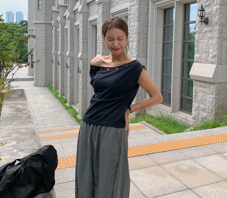 Punching Eyelet One-Shoulder Short-Sleeve T-shirt