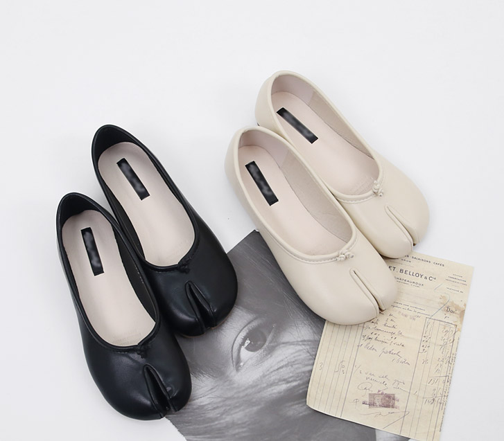 Betron Flat Shoes (model wearing size 240)