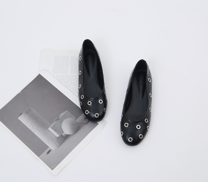 Silver Punching Flat Shoes (model wearing size 240)