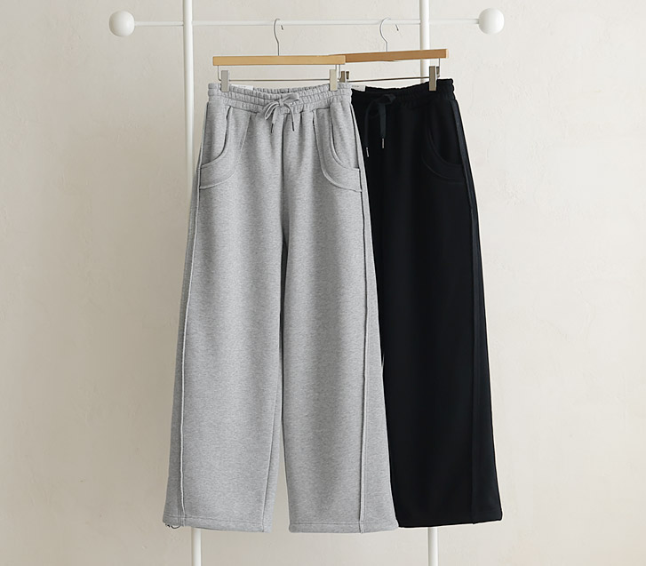 [Unisex] Wide training pants with raised ribbed banding and cut-off hem