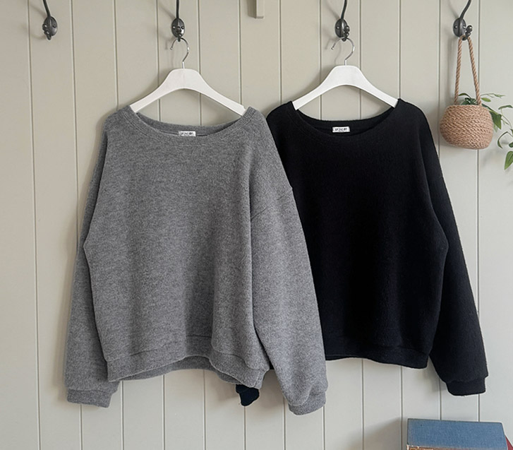 Selkie Lip Neck Fleece Sweatshirt