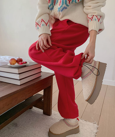 Tugu Furi's two-way wide pants