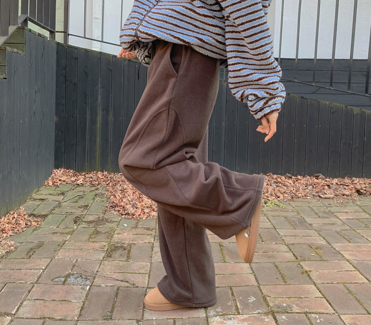Curved cut string fleece jogger wide pants