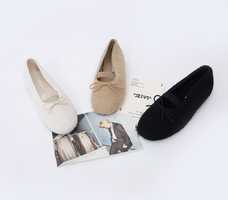 Rio Flat Shoes (model wearing size 240)