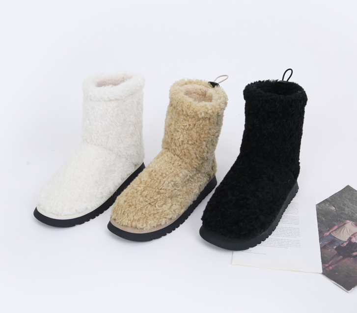 Rosid Fur Boots (model wearing size M)