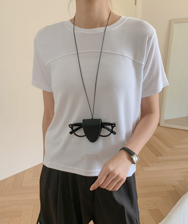 Round Short-sleeve T-shirt with a faux-leaf cut
