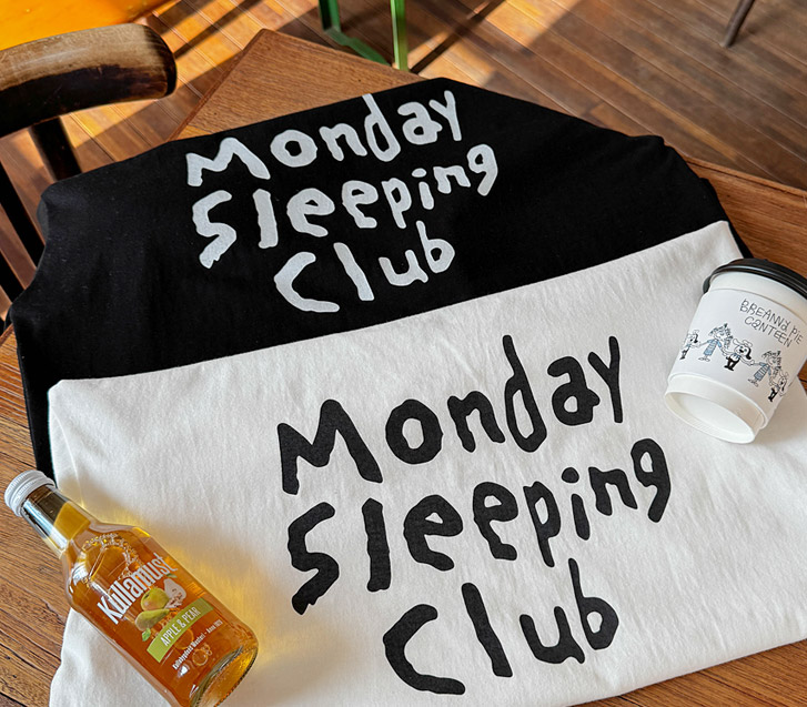 Monday Sleeping Back Print V-Neck Short Sleeves T-shirt