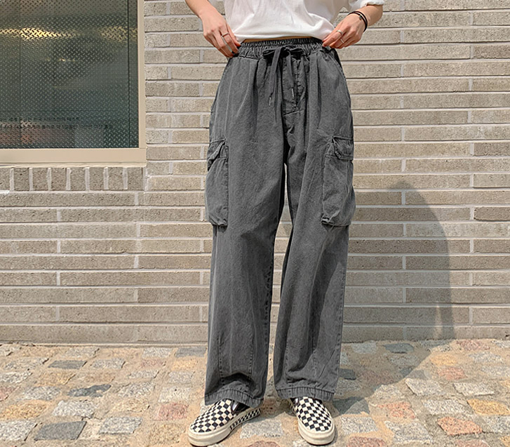 Crew Cargo Pocket Pigment Banding Balloon Baggy Pants (Model Wearing Shot)