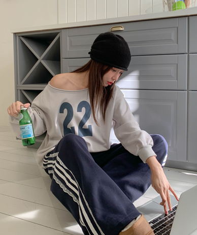 22 Printing Off shoulder Sweatshirt