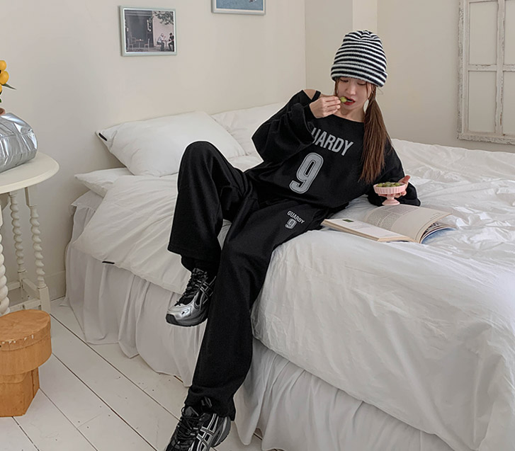 Guard Nayeom Off Shoulder Sweatshirt Training Set