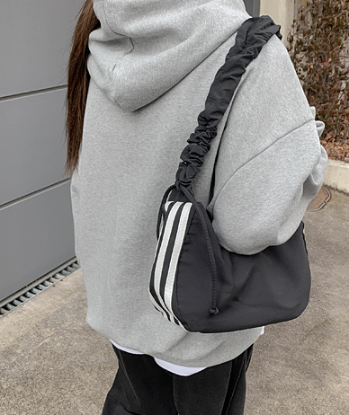 Akle Three-Line Shirring Cross Bag