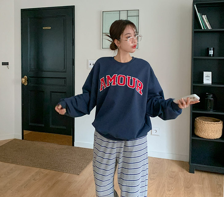 AMOUR English Embroidered Patch Sweatshirt