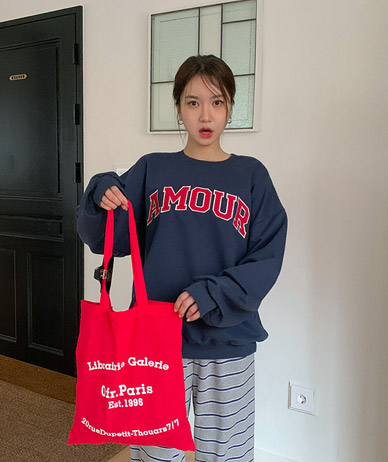 AMOUR English Embroidered Patch Sweatshirt