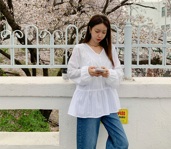 Uni incision Cancan V-neck Blouse