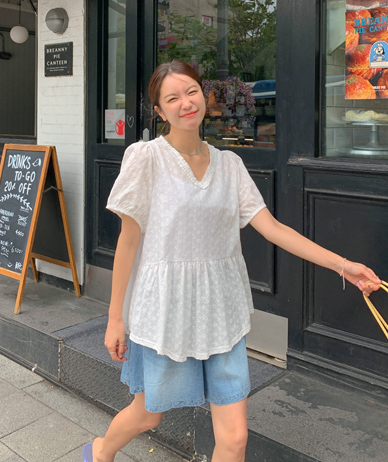 Sets Punching Race V-neck Blouse