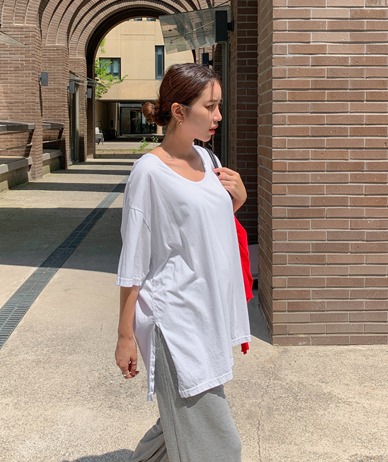 Mekker Boxy Slit U-Neck Short-sleeve T-shirt