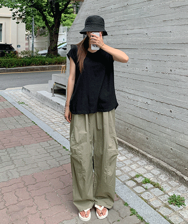 Pintuck Curved Cut Banding Wide Baggy Pants