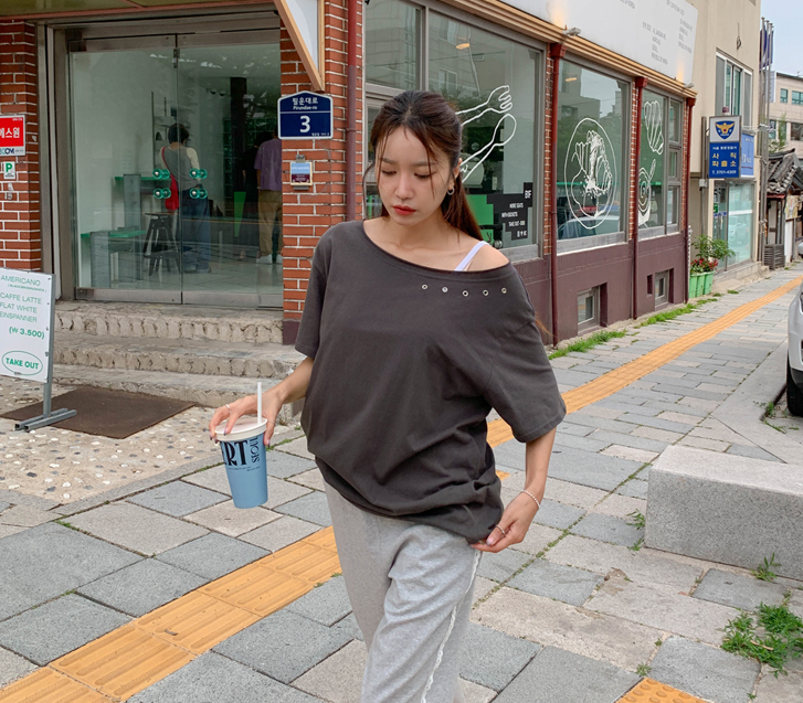 Eyelet Off shoulder Short-sleeve T-shirt