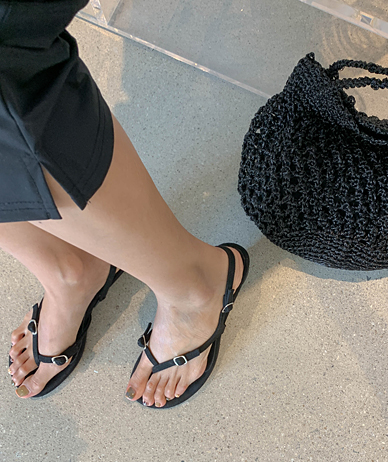 Buckle flip-flop shoes