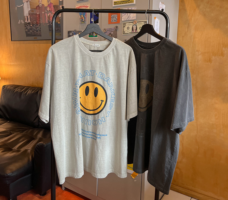 Smiley Pigment Short-sleeve T-shirt (Model wearing)
